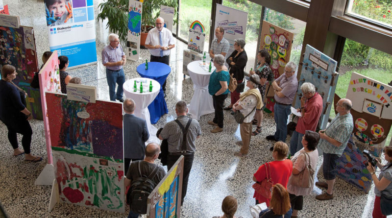 Oberbürgermeister Klaus Lorig und Diakoniepfarrer Udo Blank eröffnen gemeinsam die Ausstellung im Völklinger Rathaus. Fotohinweis: Diakonie Saar/Schumann