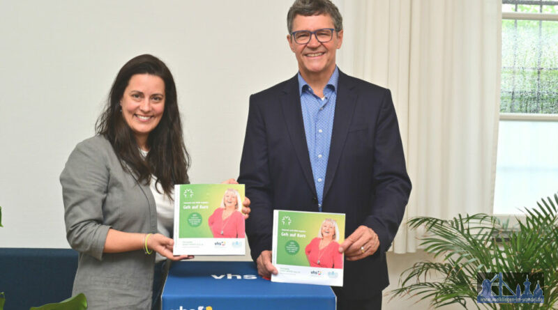Regionalverbandsdirektor Peter Gillo und vhs-Direktorin Dr. Carolin Lehberger halten das neue Semesterprogramm in Händen. Foto: Stephan Hett/Regionalverband Saarbrücken.