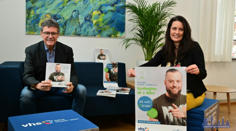 Regionalverbandsdirektor Peter Gillo und vhs-Direktorin Dr. Carolin Lehberger präsentieren das neue vhs-Programm in der Literaturlounge im Alten Rathaus, Foto: Stephan Hett/Regionalverband Saarbrücken