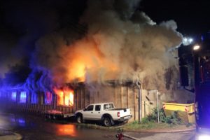 Großbrand mitten im Wohngebiet von Friedrichsthal, ein Feuerwehrmann im Krankenhaus (Foto: Rafael Mailänder)