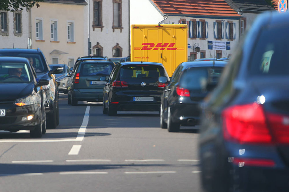 Bereits vor der Festnahme war nicht nur die Polizei der Diebesbande (im grauen PKW mit VK-Kennzeichen) auf den Fersen (Foto: AVENIA)