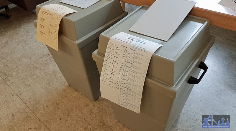 Wahlurnen in einem Völklinger Wahllokal (Foto: Hell)