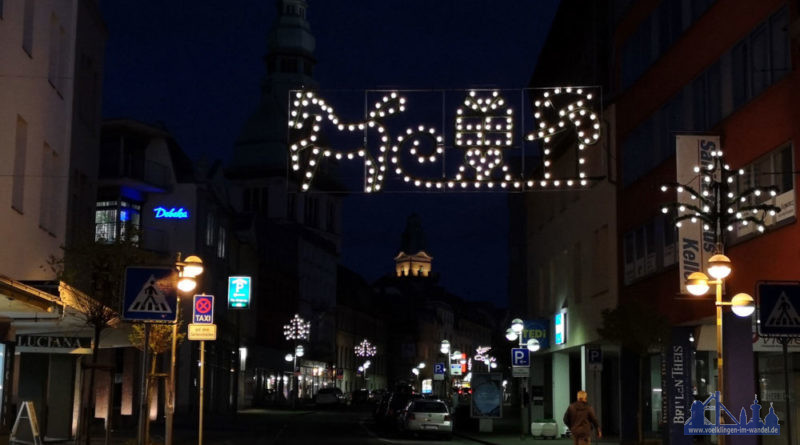 Die Rathausstraße zu später Stunde: Lichter hübschen die Innenstadt merklich auf (Foto: Hell)