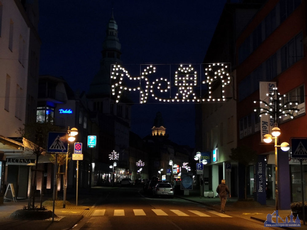 Die Rathausstraße zu später Stunde: Lichter hübschen die Innenstadt merklich auf (Foto: Hell)