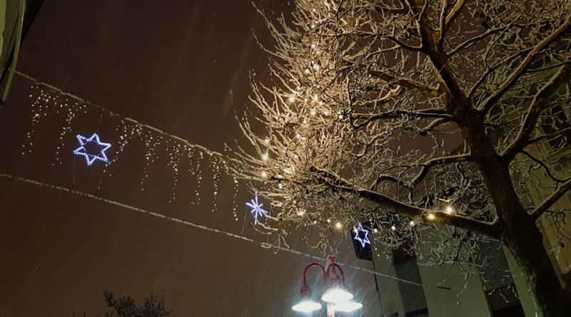 Die Weihnachtsbeleuchtung in der Poststraße (Foto: Hell)