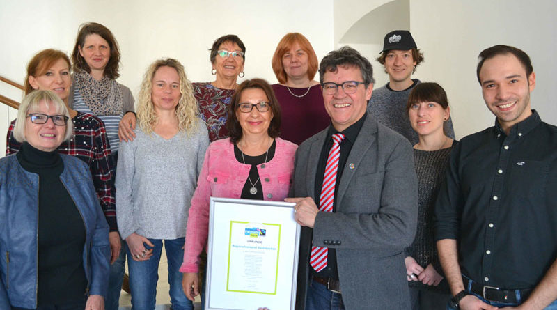 Die Fairtrade-Steuerungsgruppe des Regionalverbands Saarbrücken freut sich über die erneute Auszeichnung als Fairtrade-Region. (Hintere Reihe v.l.) Veronica Grindle, Fleurance Laroppe, Ute-Maria Meiser, Lars Weber, (vordere Reihe v.l.) Martina Stapelfeldt-Fogel, Martina Müller, Katja Rappräger, die Fairtraide-Beauftragte des Regionalverbands, Heike Erbelding. Regionalverbandsdirektor Peter Gillo, Mirjam Altmeier-Koletzki und Jérome Dinger. Foto: Daniel Schappert