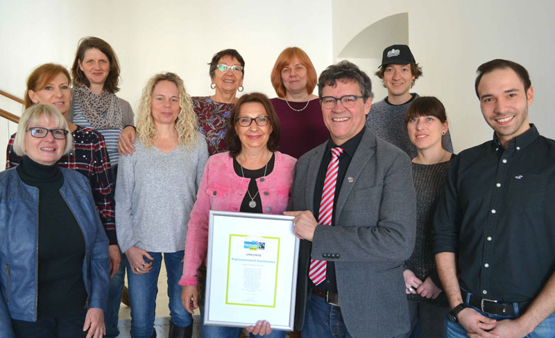 Die Fairtrade-Steuerungsgruppe des Regionalverbands Saarbrücken freut sich über die erneute Auszeichnung als Fairtrade-Region. (Hintere Reihe v.l.) Veronica Grindle, Fleurance Laroppe, Ute-Maria Meiser, Lars Weber, (vordere Reihe v.l.) Martina Stapelfeldt-Fogel, Martina Müller, Katja Rappräger, die Fairtraide-Beauftragte des Regionalverbands, Heike Erbelding. Regionalverbandsdirektor Peter Gillo, Mirjam Altmeier-Koletzki und Jérome Dinger. Foto: Daniel Schappert