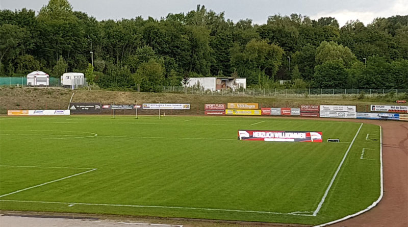 Wegen des schlechten Wetters wurde die Anzeige so aufgestellt, dass man sie auch im Trockenen begutachten konnte (Handyfoto: Hell)