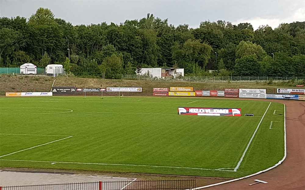 Wegen des schlechten Wetters wurde die Anzeige so aufgestellt, dass man sie auch im Trockenen begutachten konnte (Handyfoto: Hell)