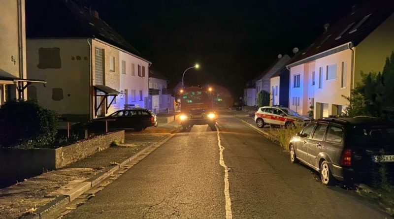 Um 3:15 Uhr wurden die Kräfte der Feuerwehr Völklingen zu einem Gefahrguteinsatz mit Verdacht auf einen Buttersäure-Vorfall alarmiert. Zwei Personen welche in Kontakt mit der Flüssigkeit kamen, wurden vor Ort rettungsdienstlich behandelt und anschließend zur weiteren Versorgung in ein Krankenhaus transportiert. Die Feuerwehr führte unter schwerem Atemschutz Messungen im Gebäude, sowie umfangreiche Belüftungsmaßnahmen durch. Ein Eingreifen der alarmierten Gefahrstoffeinheit Völklingen war nicht nötig. (Foto/Fotobeschreibung: Feuerwehr Völklingen)