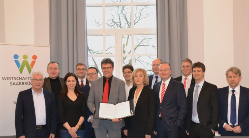 (v.l.) Der Oberbürgermeister der Mittelstadt Völklingen, Klaus Lorig, Samuel van Oostrom von der juris GmbH, Sylvia Kuhr von der obbo GmbH, Markus Ziegler von der Markus Ziegler Steuerberatungsgesellschaft mbH, Joachim Czabanski von der Klaus Faber AG, Regionalverbandsdirektor Peter Gillo, Dirk Frank von der IANEO Solutions GmbH, die Oberbürgermeisterin der Landeshauptstadt Saarbrücken, Charlotte Britz, Dr. Carsten Uthoff von der Creditreform Saarbrücken Dr. Uthoff KG, Vorstandsmitglied der Sparkasse Saarbrücken, Uwe Johmann, Edmund Altmeyer von der Sparkasse Saarbrücken, Dr. Matthias Bender von der Data One GmbH und Harry Laufer von der TÜV NORD Bildung GmbH & Co. KG unterschrieben gemeinsam die Beitrittserklärung. Foto: Daniel Schappert