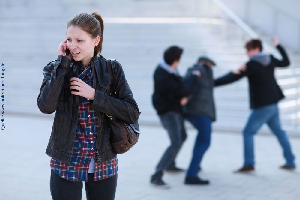 Zivilcourage fängt beim Hilferufen an: Diese junge Dame wählte die 110   | Quelle: http://www.polizei-beratung.de