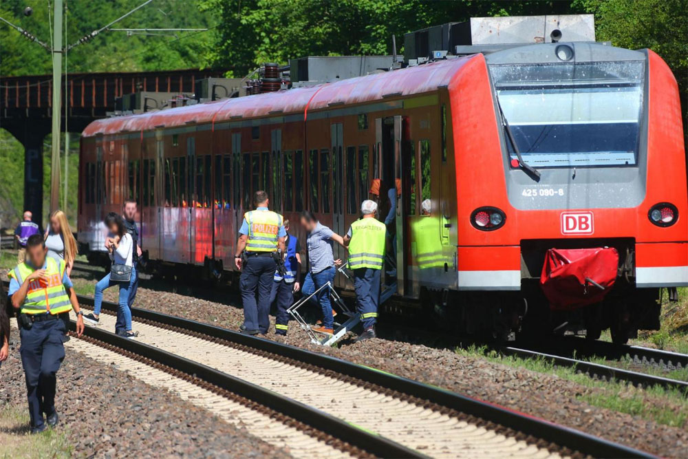 Nach einer Stunde konnten die Passagiere und das Personal aus dem Zug evakuiert werden (Foto: Avenia)