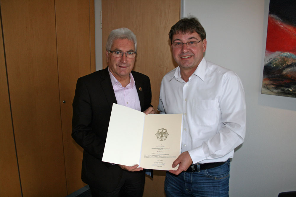 Zuwendungsbescheid über 50.000 Euro: Oberbürgermeister Klaus Lorig mit dem Leiter der EDV bei der Stadt Völklingen, Dr. Martin Alt