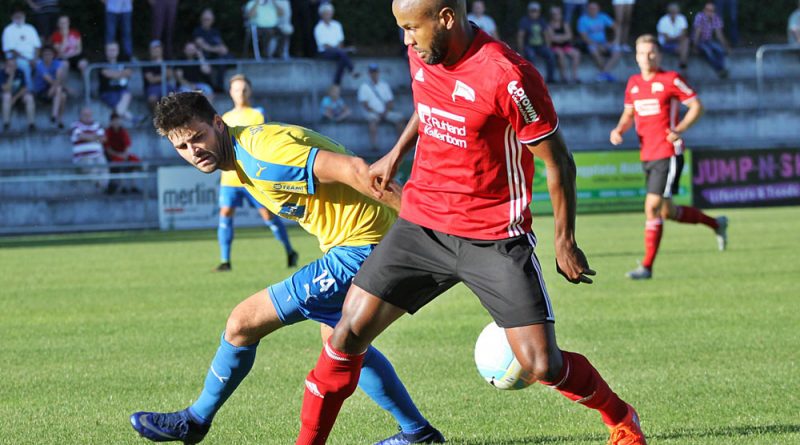 Dominic Altmeier im Zweikampf (Foto: Steven Mohr, Fußball-News Saarland)