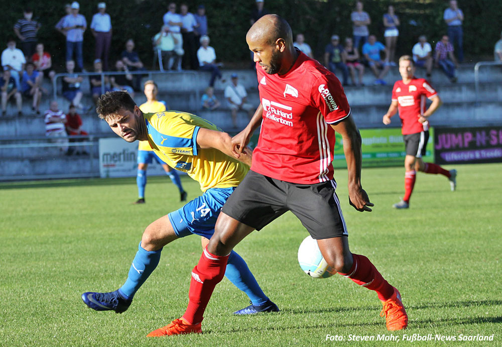 Dominic Altmeier im Zweikampf (Foto: Steven Mohr, Fußball-News Saarland)